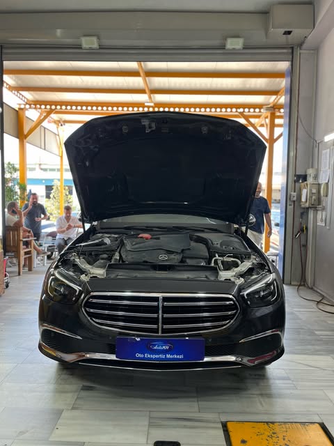 AutoMR atölyesinde motor kontrolü yapılan Mercedes